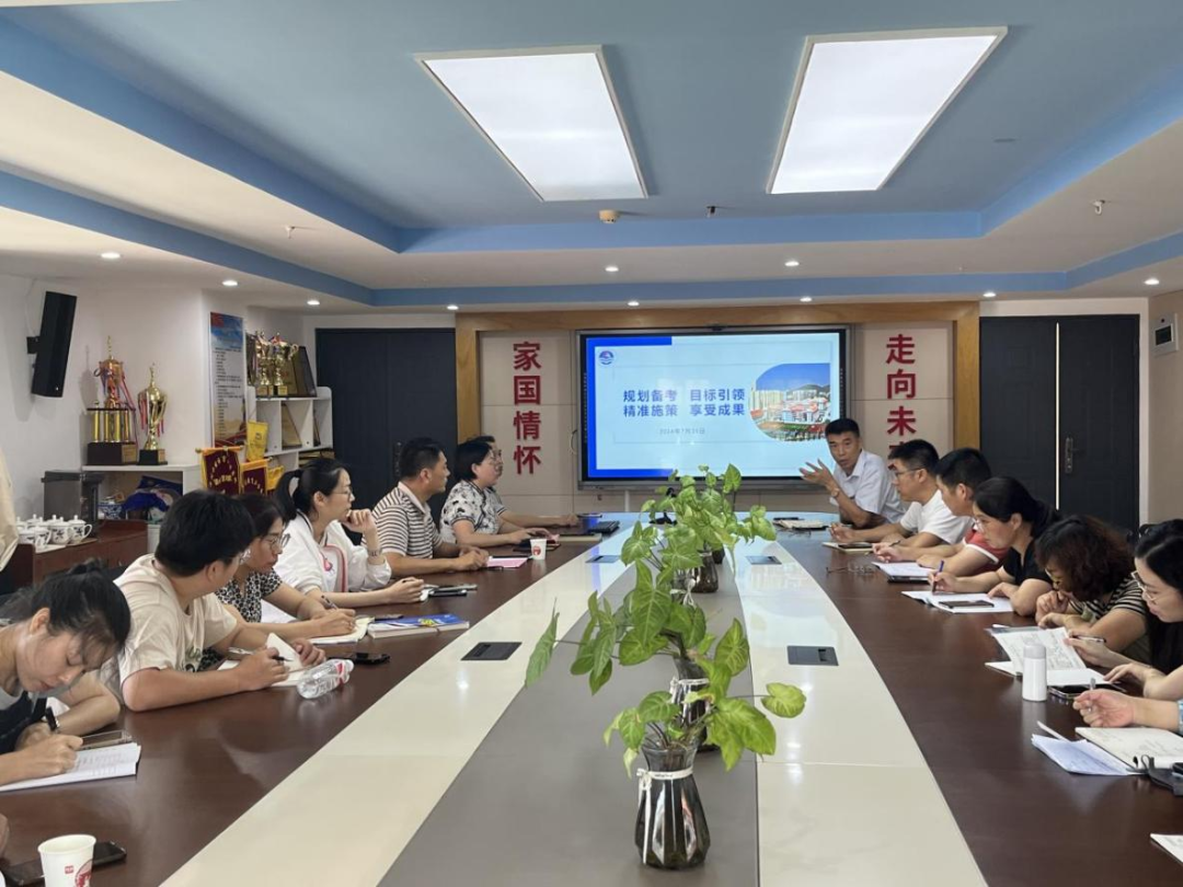 壮怀鸿鹄之志 凌云展翅高飞——海滨学校2025届高三启动大会